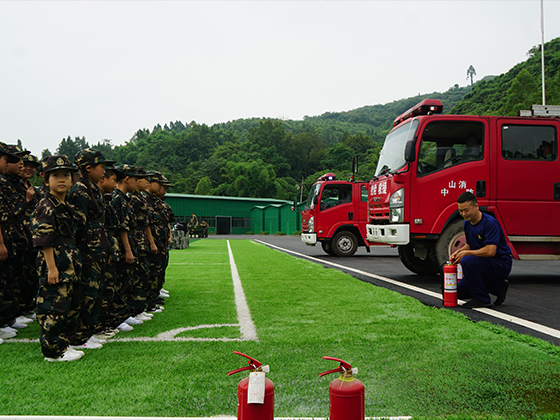 軍事夏令營